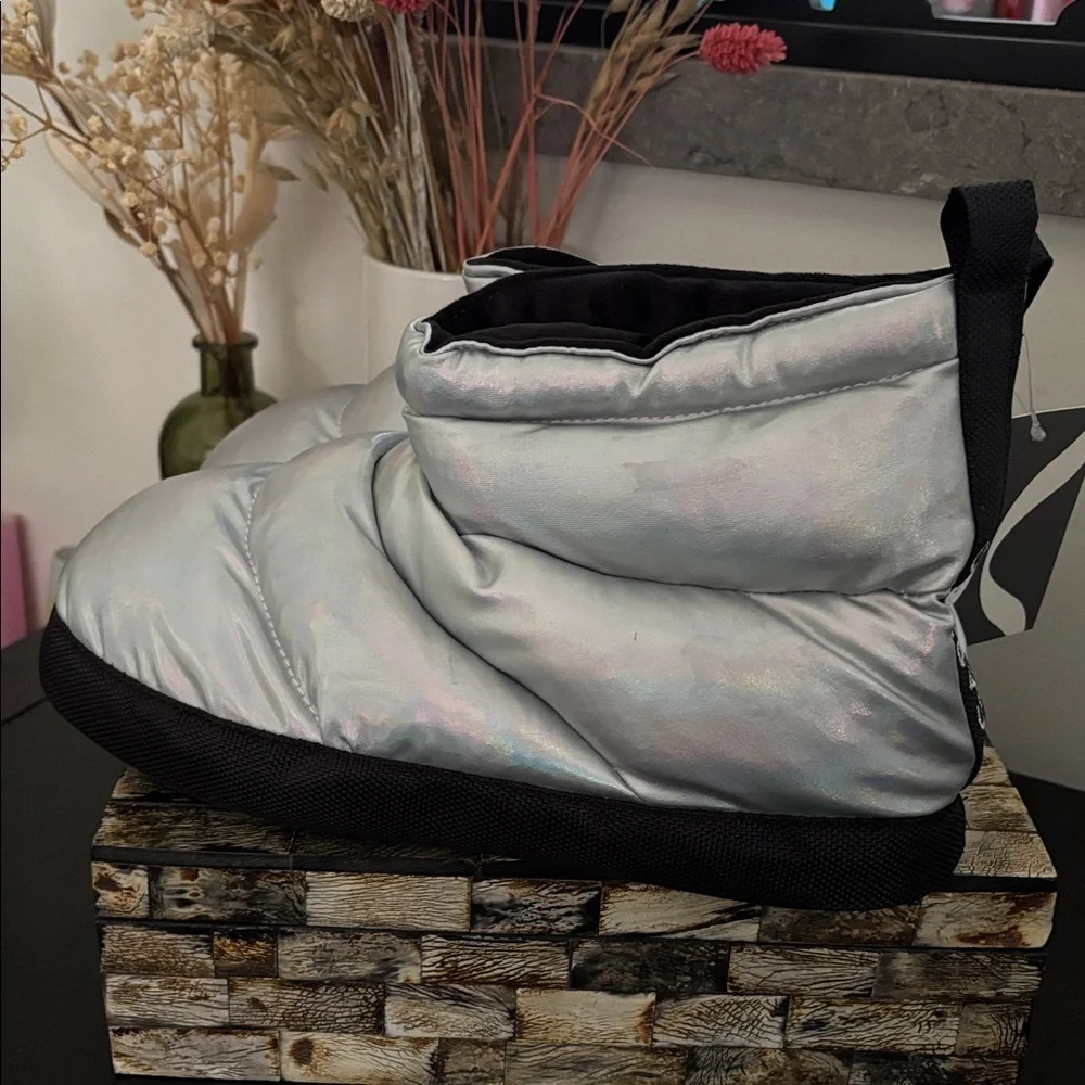 NWT CAPEZIO (9/10) Slipper Boot Metallic Nylon Quilt Moon Silver Black Comfort - Picture 7 of 15
